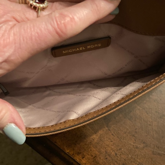 Michael Kors NWOT Tan Compact Envelope Style Convertible Crossbody / Clutch. - Picture 9 of 11